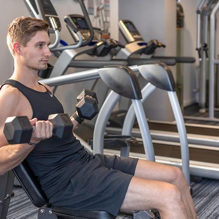 סידני Meriton Suites North Ryde מראה חיצוני תמונה A man using a dumbbell to exercise