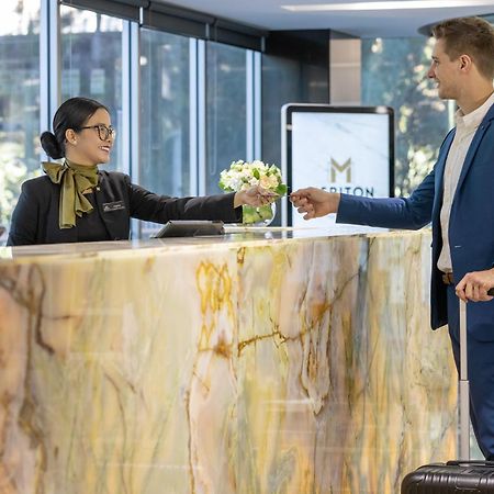 סידני Meriton Suites North Ryde מראה חיצוני תמונה A hotel receptionist