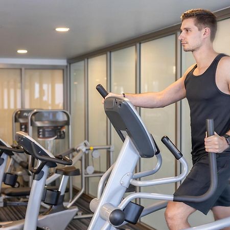 סידני Meriton Suites North Ryde מראה חיצוני תמונה A man using an elliptical trainer