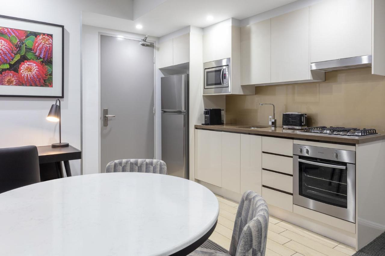 סידני Meriton Suites North Ryde מראה חיצוני תמונה A typical kitchen in a serviced apartment