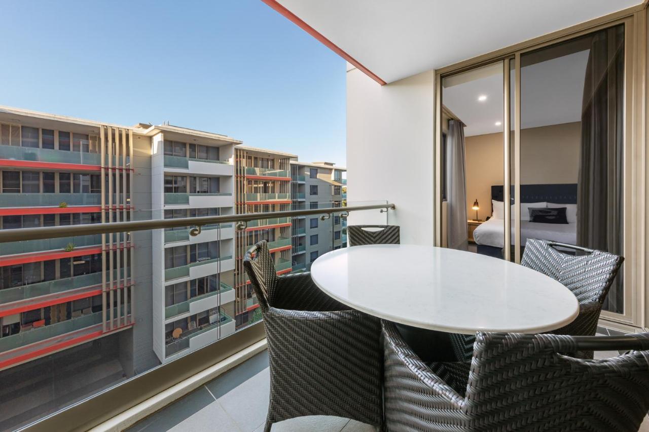 סידני Meriton Suites North Ryde מראה חיצוני תמונה Balcony of a two-bedroom apartment