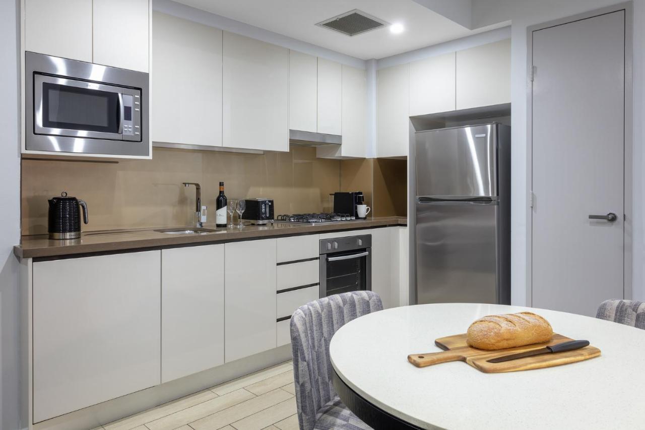 סידני Meriton Suites North Ryde מראה חיצוני תמונה A typical kitchen in a residential apartment