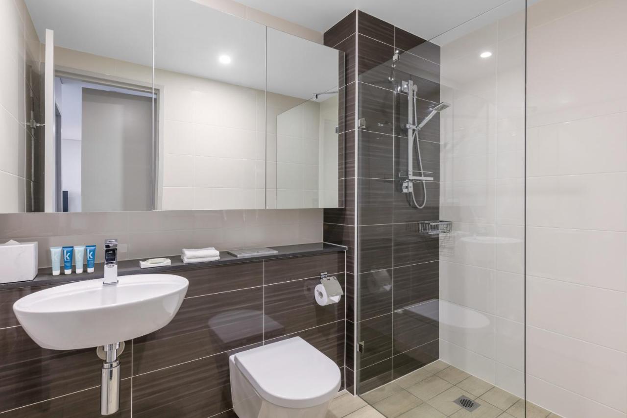 סידני Meriton Suites North Ryde מראה חיצוני תמונה A modern bathroom with a shower cubicle