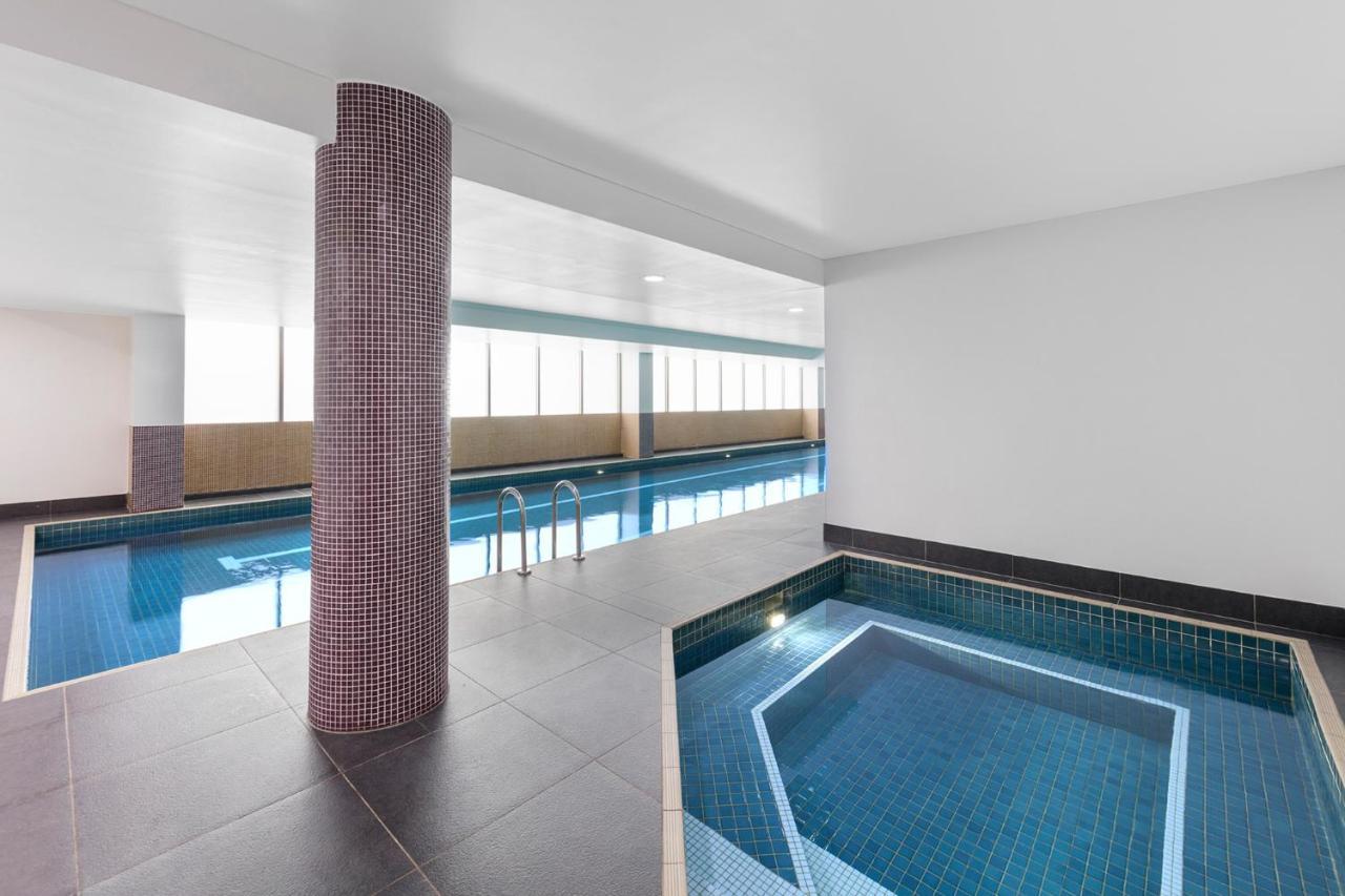 סידני Meriton Suites North Ryde מראה חיצוני תמונה The swimming pool at the hotel