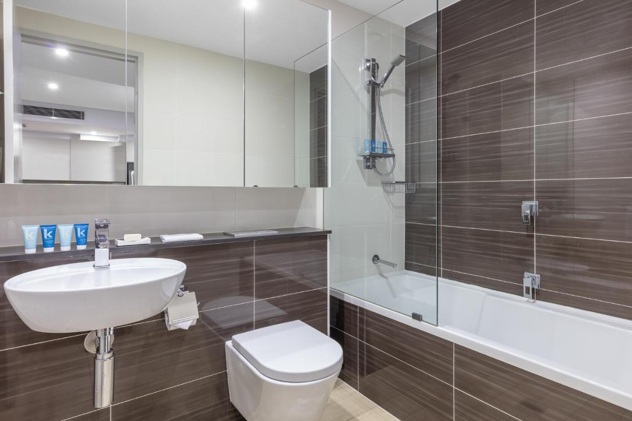 סידני Meriton Suites North Ryde מראה חיצוני תמונה A typical bathroom in a Premier Inn