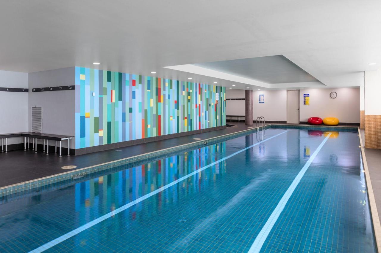 סידני Meriton Suites North Ryde מראה חיצוני תמונה The swimming pool at the hotel