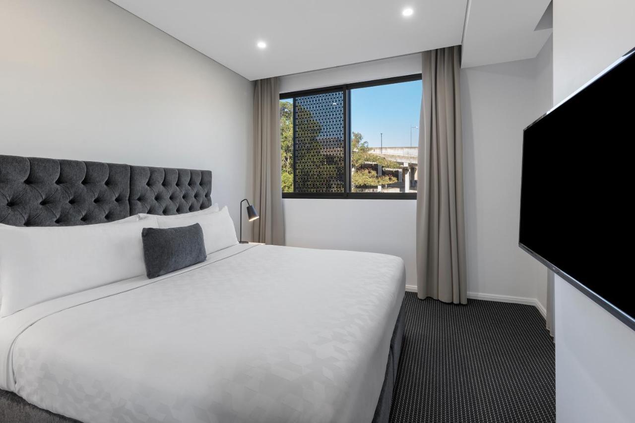 סידני Meriton Suites North Ryde מראה חיצוני תמונה A bedroom at the hotel