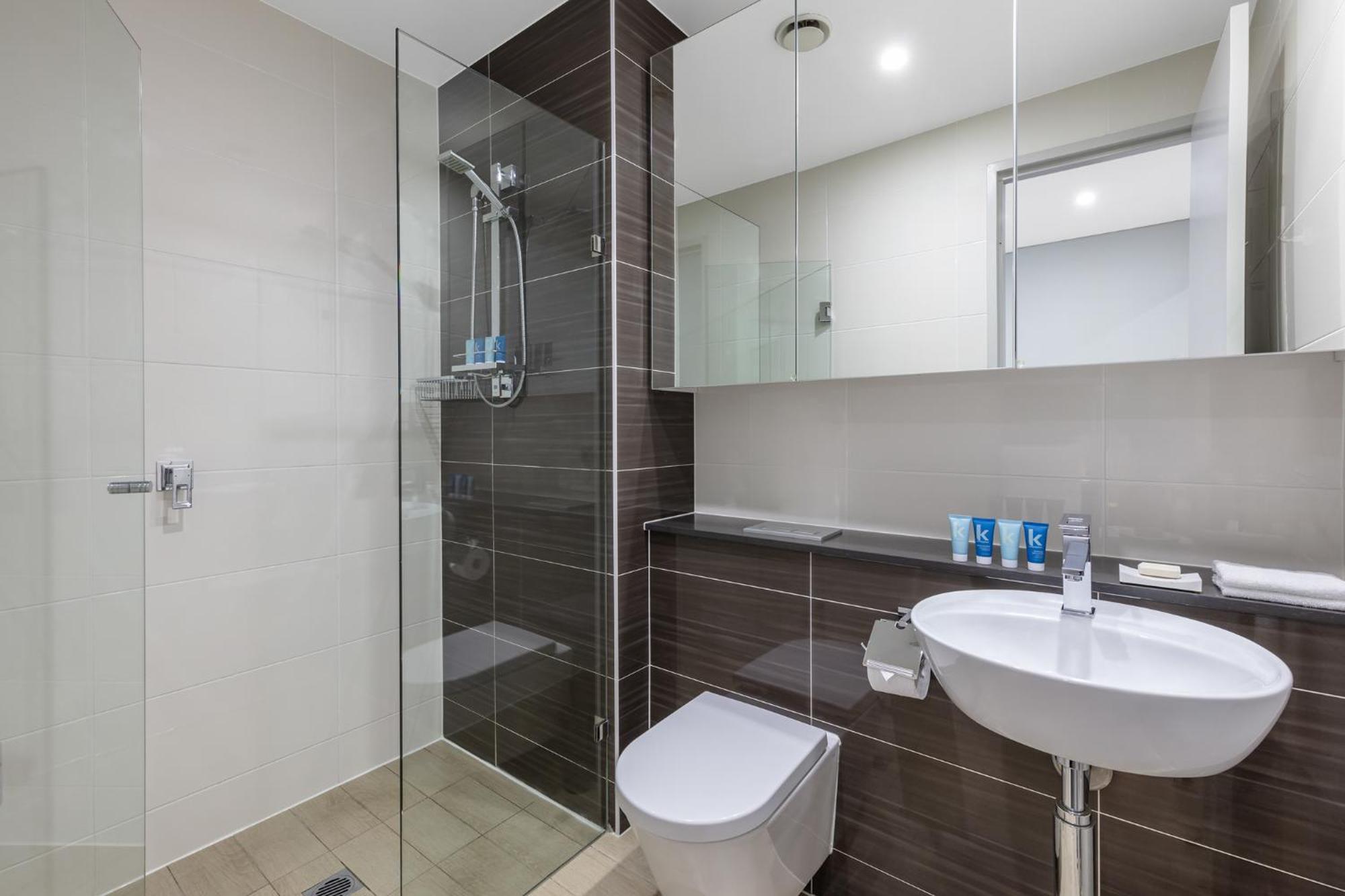 סידני Meriton Suites North Ryde מראה חיצוני תמונה A modern bathroom