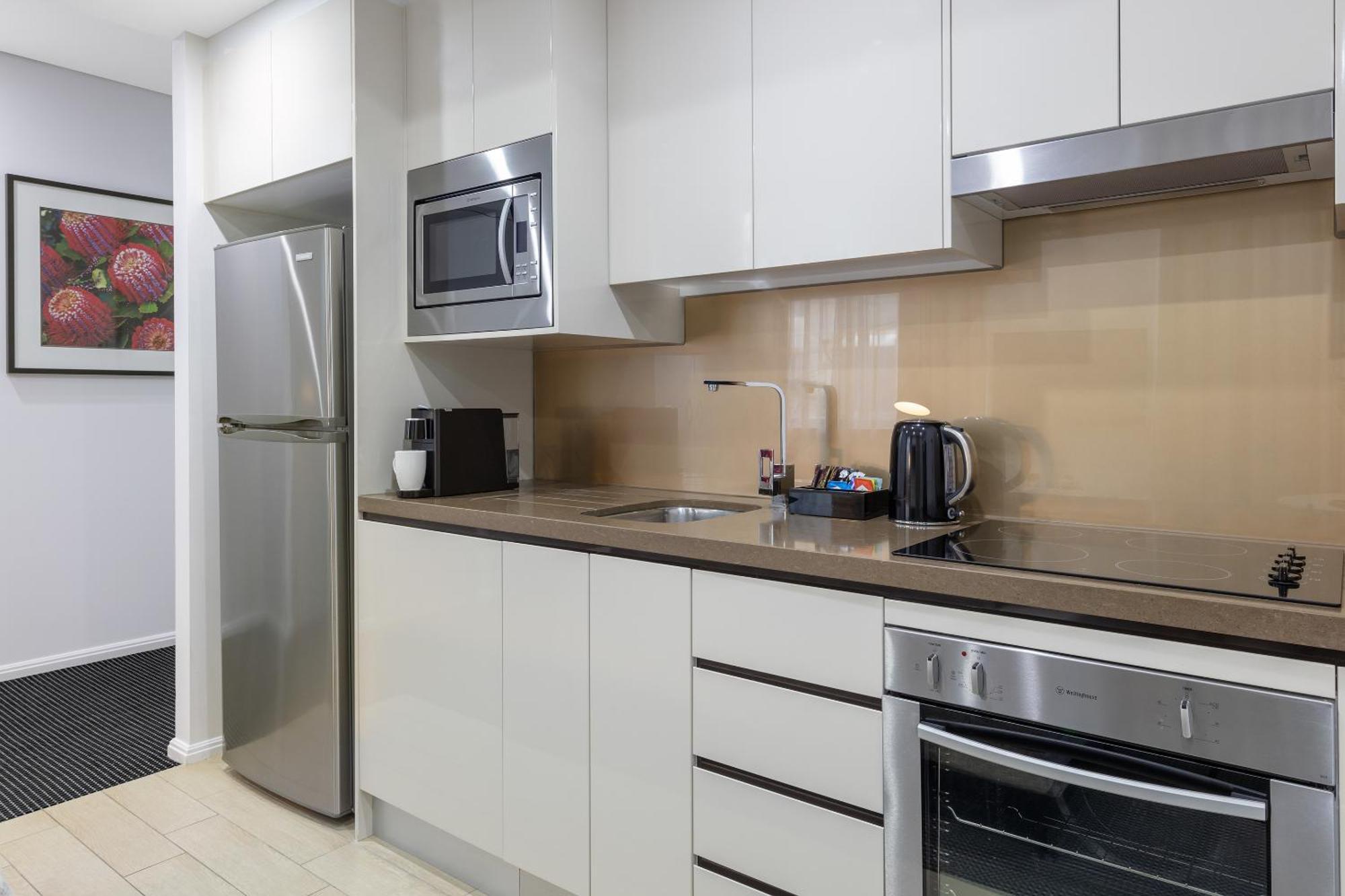 סידני Meriton Suites North Ryde מראה חיצוני תמונה A typical kitchen in a serviced apartment