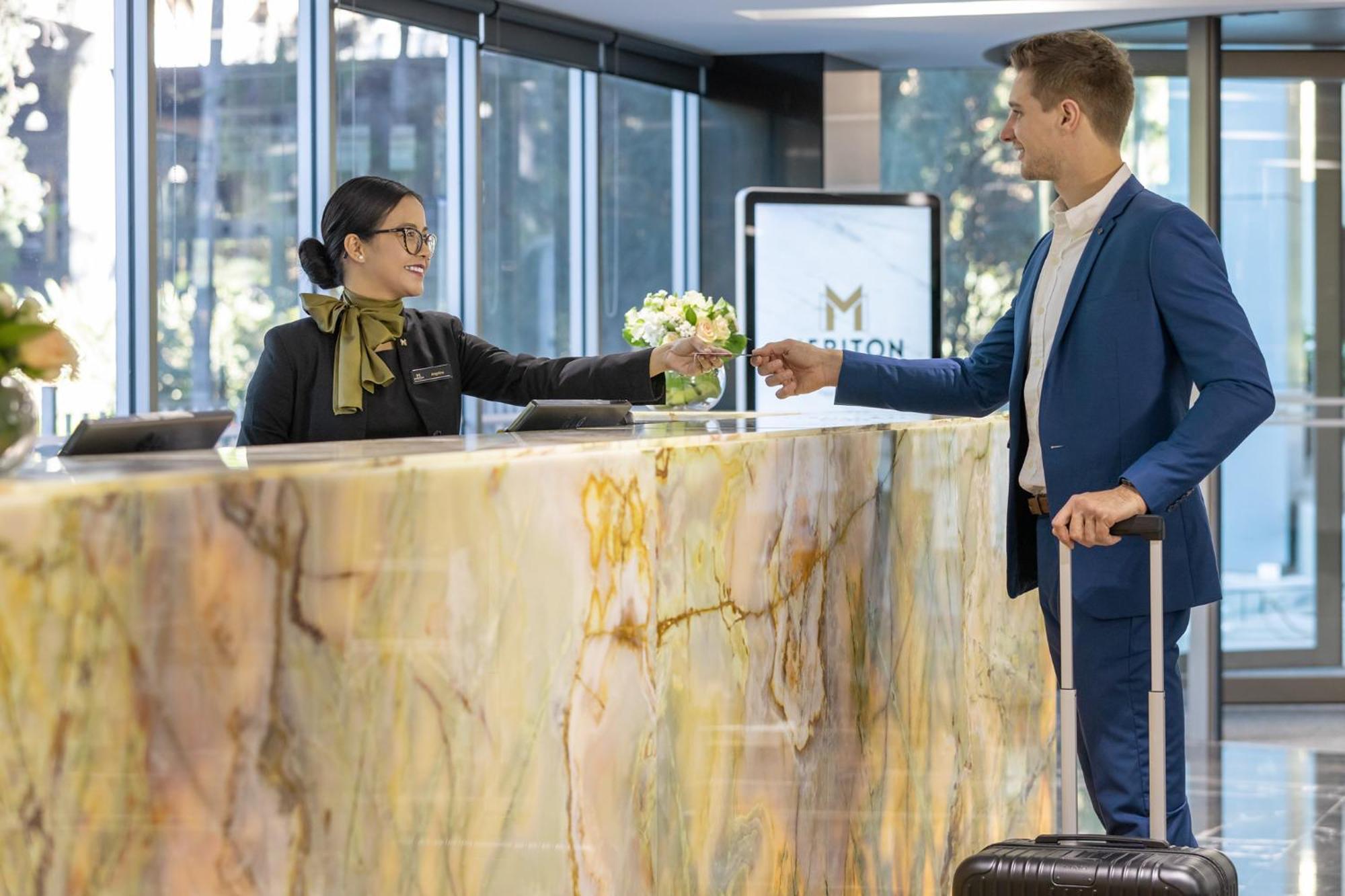 סידני Meriton Suites North Ryde מראה חיצוני תמונה A hotel receptionist