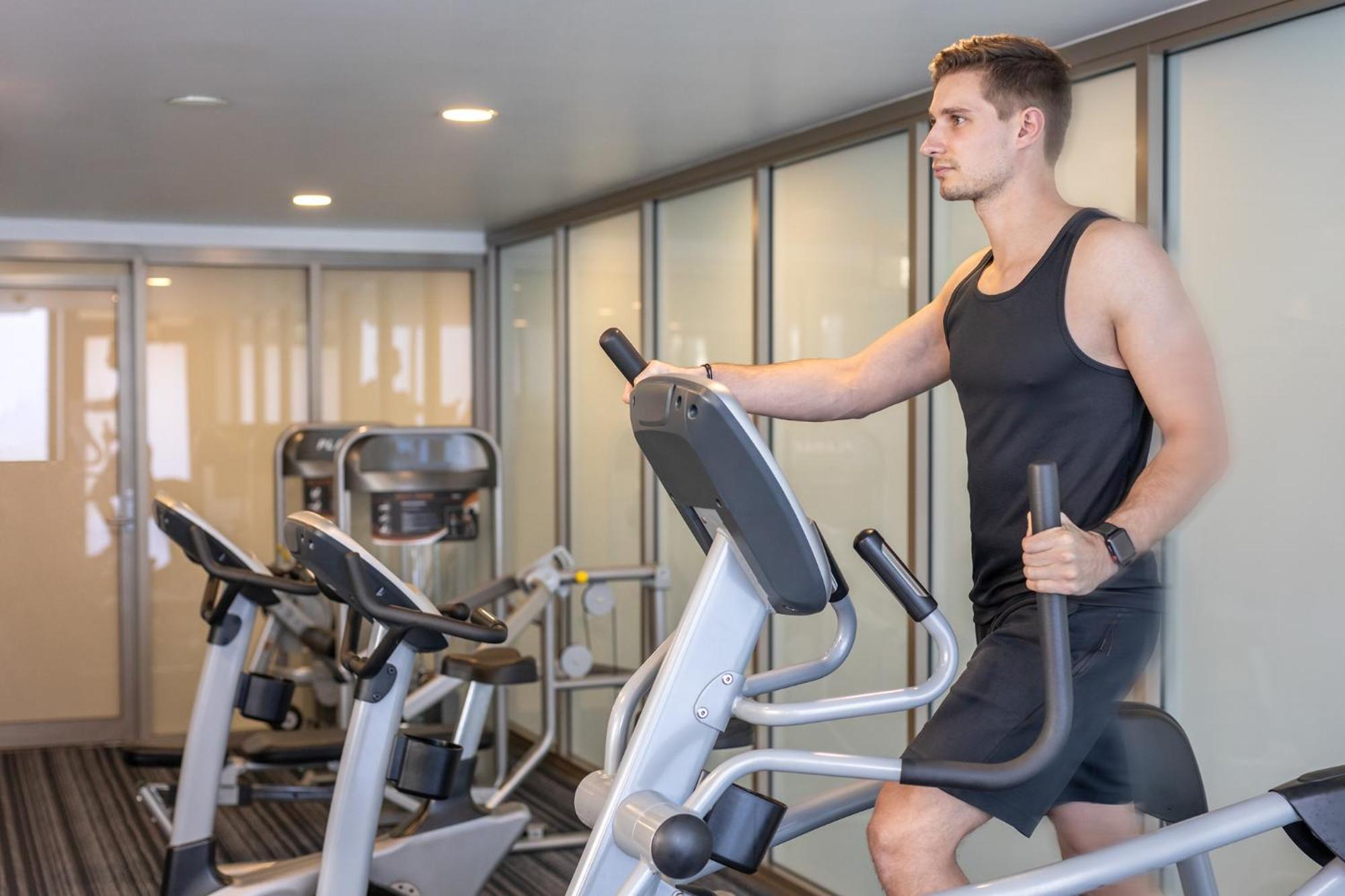 סידני Meriton Suites North Ryde מראה חיצוני תמונה A man using an elliptical trainer